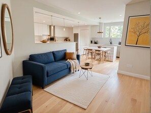 Standard Apartment, 2 Bedrooms | Living area | 55-inch Smart TV with digital channels, TV, Netflix - StaysPro - Cityscape Luxury Rental Homes in the Heart of Los Angeles (Los Angeles)