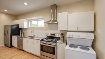 Standard Apartment, 5 Bedrooms | Private kitchen | Full-size fridge, microwave, oven, stovetop