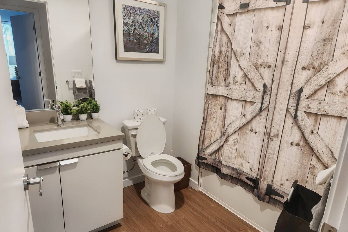 Rainfall showerhead, free toiletries, hair dryer, slippers