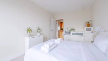 Apartamento básico, varias camas | 2 dormitorios y ropa de cama