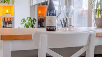 Apartamento básico, várias camas | Cozinha privada | Geladeira, micro-ondas, fogão, cooktop