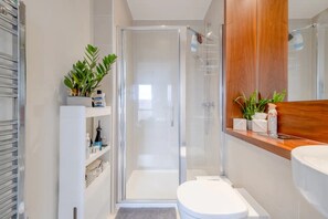 Basic Apartment, Multiple Beds | Bathroom | Hair dryer, towels, soap, shampoo - Modern 2 Bedroom Flat in Elephant and Castle (London)