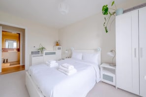 Basic Apartment, Multiple Beds | 2 bedrooms, bed sheets - Modern 2 Bedroom Flat in Elephant and Castle (London)