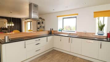Cottage | Private kitchen | Fridge, dishwasher, electric kettle, toaster