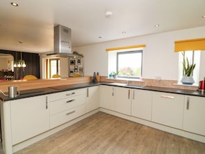 Cottage | Private kitchen | Fridge, dishwasher, electric kettle, toaster