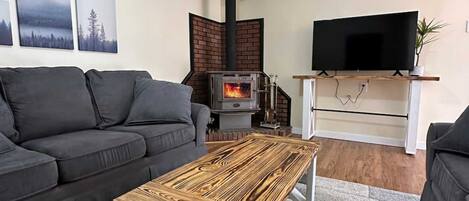 Télévision, cheminée, table de tennis de table