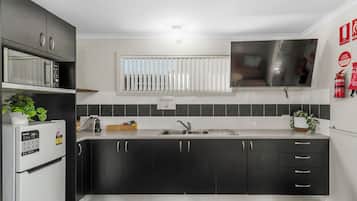Refrigerador con freezer, microondas, cafetera/tetera