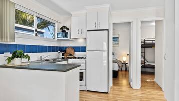 Cabana, 2 dormitoris (Riverfront) | Cuina privada | Frigorífic gran, microones, forn i cafetera i tetera