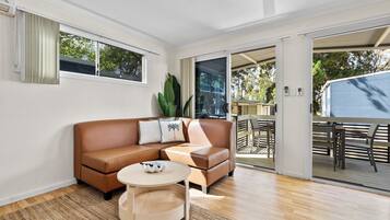 Kabin, 2 kamar tidur (Riverfront) | Area keluarga | Televisi 1-inci dengan saluran TV digital