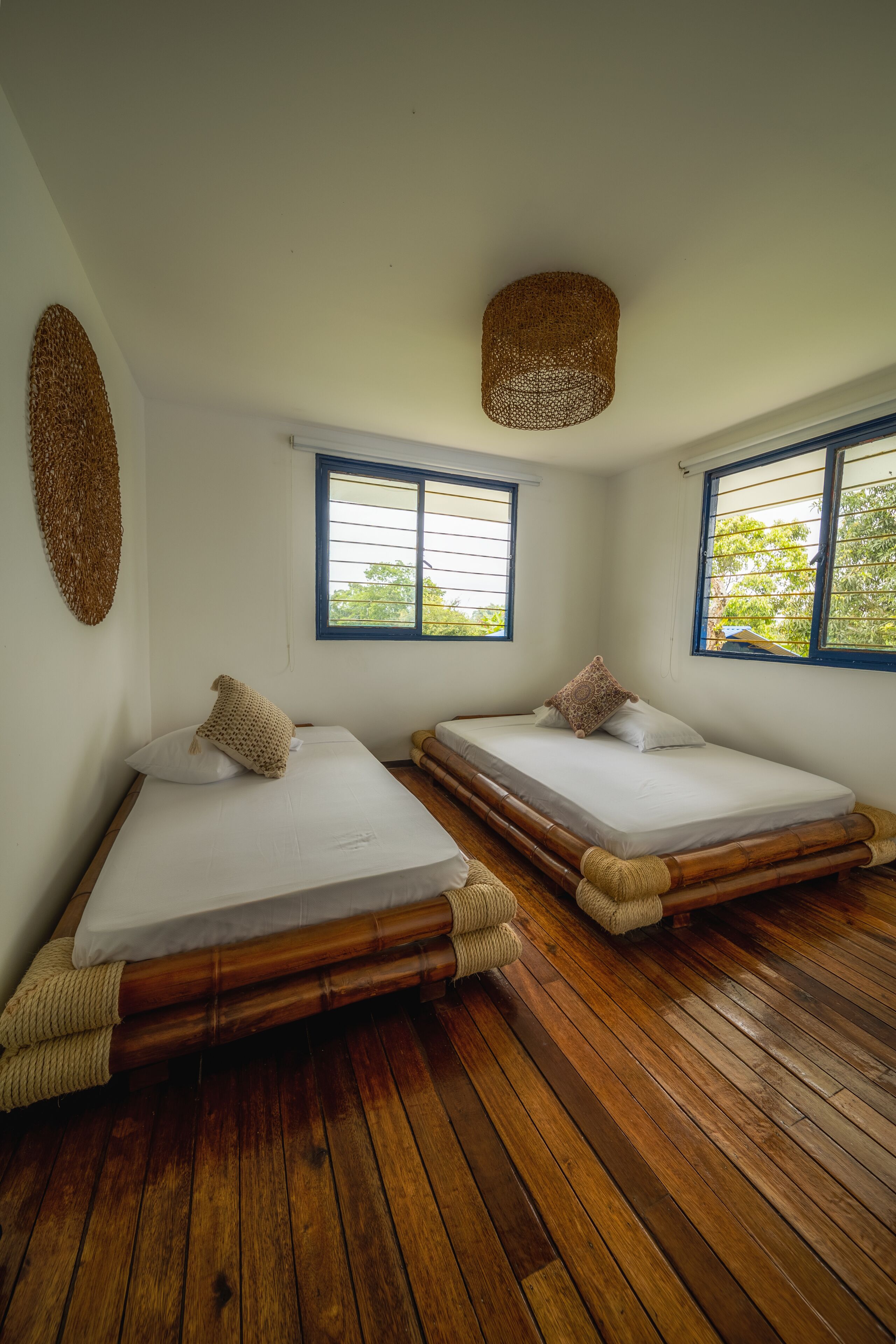 4 bedrooms, desk, WiFi, bed sheets