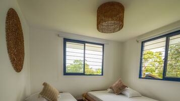 4 bedrooms, desk, WiFi, bed sheets