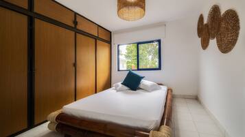 4 bedrooms, desk, WiFi, bed sheets