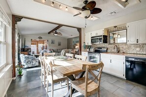 Hus, 3 soverom | Eget kjøkken | Kjøleskap, ovn, kaffetrakter/tekoker og brødrister