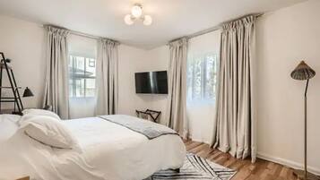 3 bedrooms, desk, iron/ironing board, free WiFi