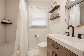 Hair dryer, towels, soap, shampoo - Modern Buckhead Duplex 2Br 2Ba - Walk Everywhere! Pet-Friendly (Atlanta)