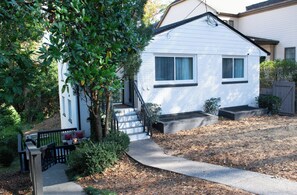 Exterior - Modern Buckhead Duplex 2Br 2Ba - Walk Everywhere! Pet-Friendly (Atlanta)
