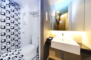 Standard-Doppelzimmer, 1 Queen-Bett | Badezimmer | Dusche, Regendusche, kostenlose Toilettenartikel, Haartrockner