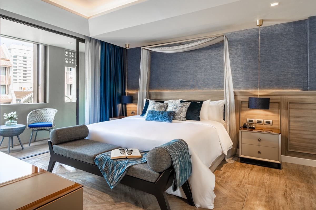 Suite, 1 kingsize-seng, balkong, bassengutsikt | Sengetøy av topp kvalitet, memory foam-senger, minibar og safe på rommet