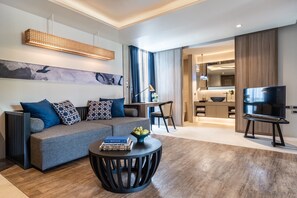 Suite, 1 cama King size, balcón, vista a la alberca | Área de sala de estar