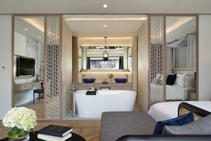 Superior Room | Bathroom amenities | Separate bathtub and shower, deep-soaking bathtub, rainfall showerhead - Maladee Rendezvous Hotel Chiang Mai (Chiang Mai)