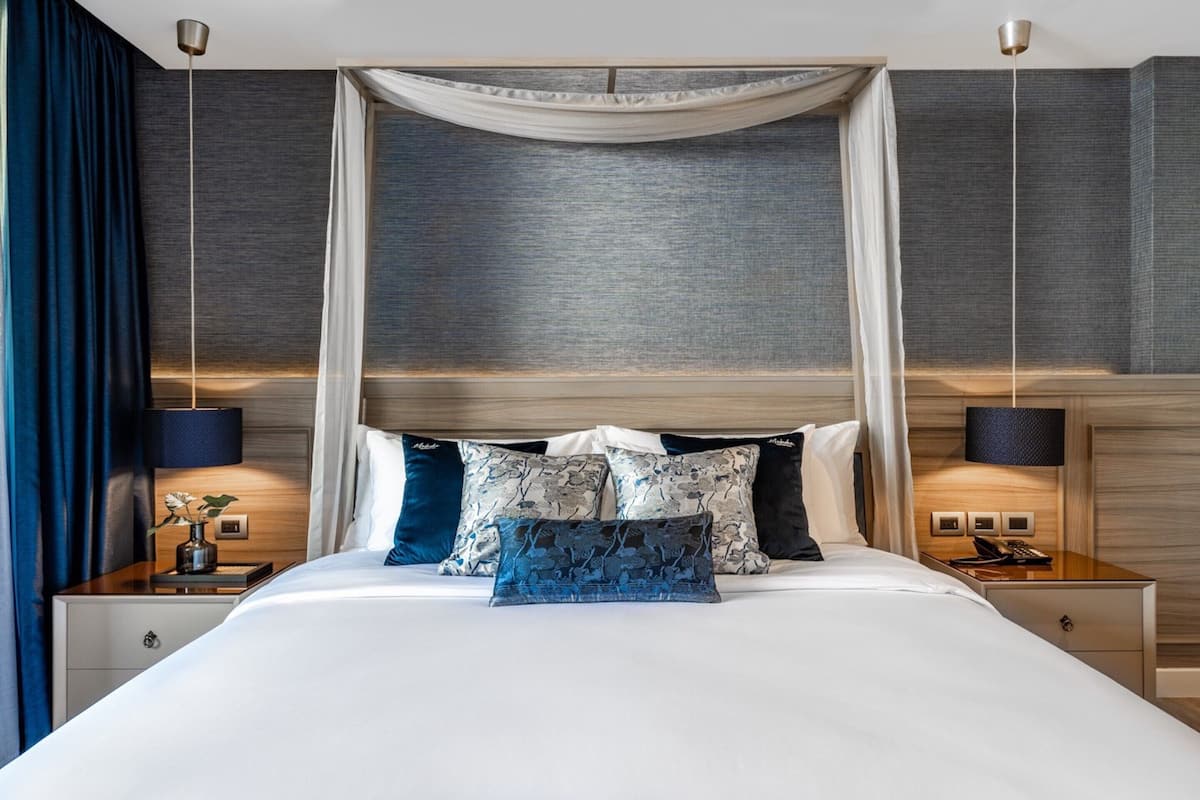 Sengetøy av topp kvalitet, memory foam-senger, minibar og safe på rommet