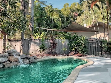 Pool. Palm Cove/Cairns beaches tropical spacious retreat