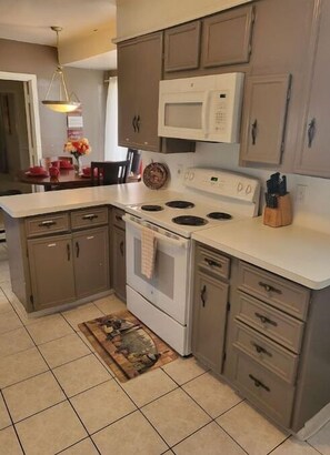 ثلاجة، ميكروويف، فرن، موقد طهي مسطح