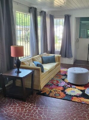 Smart TV, libri, impianto stereo, studio