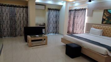 Suite | Minibar, in-room safe, iron/ironing board, free WiFi