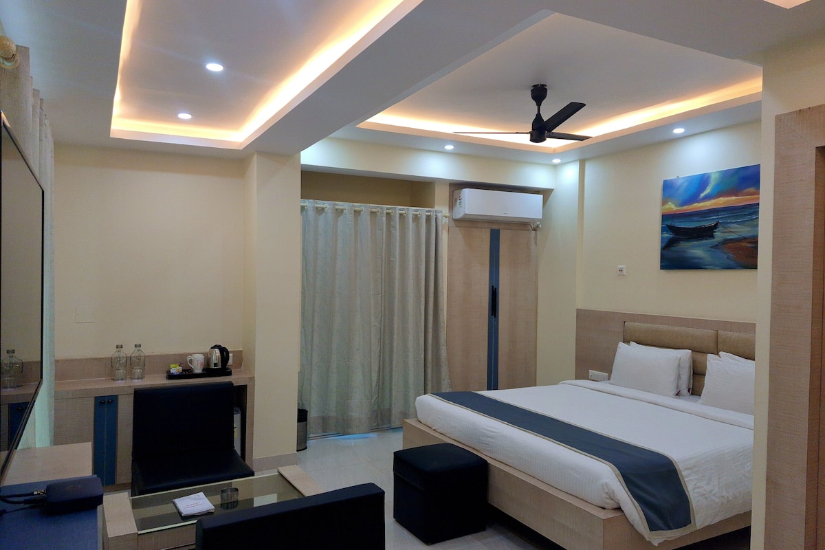 Une chambre d’hôtel moderne équipée d’un lit, d’un bureau et d’un coin salon.