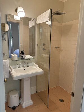 Standard Room | Bathroom | Free toiletries, hair dryer, towels, soap - Rowan Brae Historic Guest House (Blackheath)