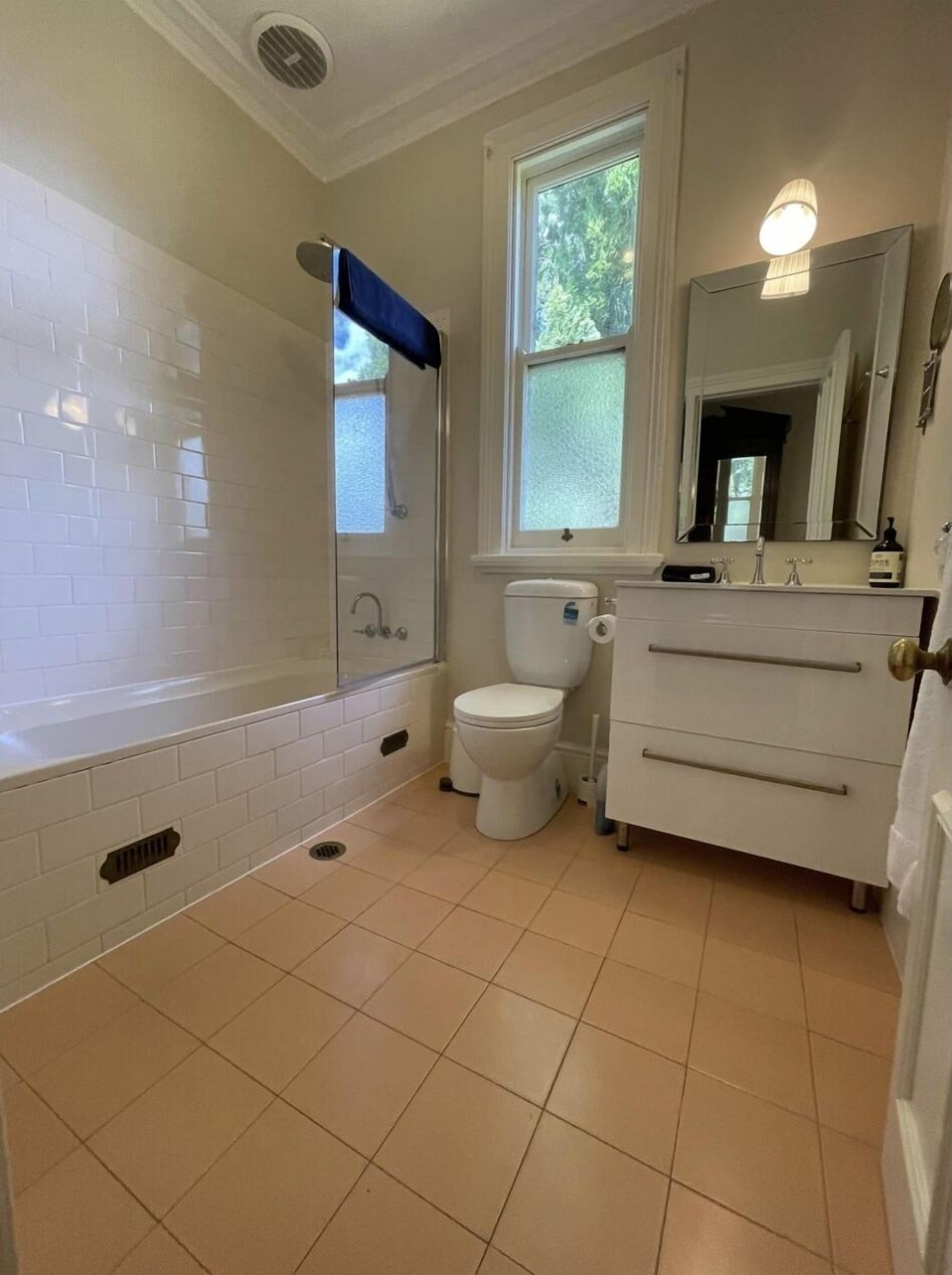 Un baño con bañera, inodoro y lavabo.