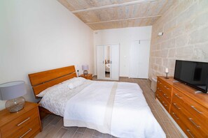 Basic Apartment, 1 Double Bed - Central Valletta Townhouse (Valletta)
