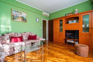 Apartment (Two Bedroom Apartment with Terrace) | Wohnzimmer | 25-Zoll-Flachbildfernseher mit Kabelempfang, Fernseher