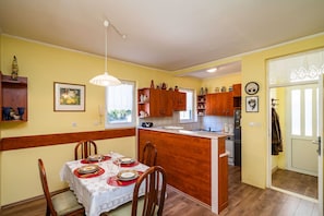 Apartment (Two Bedroom Apartment with Terrace) | Dining room