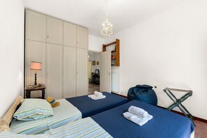 Appartement familial, 2 chambres, 2 salles de bains (La Casa di Miki - 400mt From The Sea) | 2 chambres, fer et planche à repasser, accès au Wi-Fi (inclus)