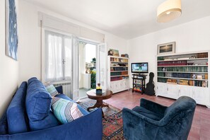 Departamento familiar, 2 habitaciones, 2 baños, frente al mar (La Casa di Miki - 400mt From The Sea) | Área de sala de estar | Televisión de pantalla plana de 21 pulgadas con canales por cable 