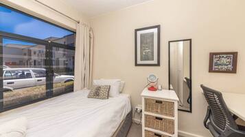 Basic Apartment, Multiple Beds | 2 bedrooms, laptop workspace, iron/ironing board, bed sheets