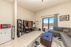 شقة بتجهيزات أساسية - عدة أسرّة | منطقة المعيشة | تلفزيون