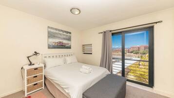 Basic Apartment, Multiple Beds | 2 bedrooms, laptop workspace, iron/ironing board, bed sheets