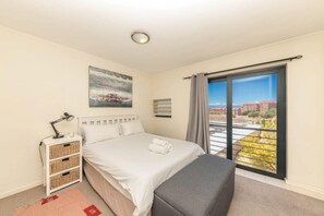 شقة بتجهيزات أساسية - عدة أسرّة | 2 عدّة غرف نوم ومساحة عمل للكمبيوتر المحمول ومكواة/لوح كي وملاءات أسرّة