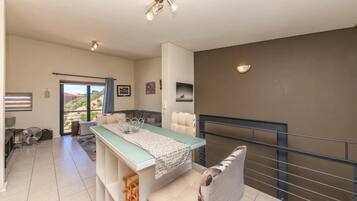 Basic Apartment, Multiple Beds | Private kitchen | Microwave, oven, stovetop, electric kettle