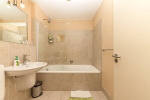 Basic-Apartment, Mehrere Betten | Badezimmer | Handtücher, Seife, Shampoo, Toilettenpapier