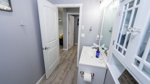 Suihku, hiustenkuivaaja, pyyhkeet, saippua