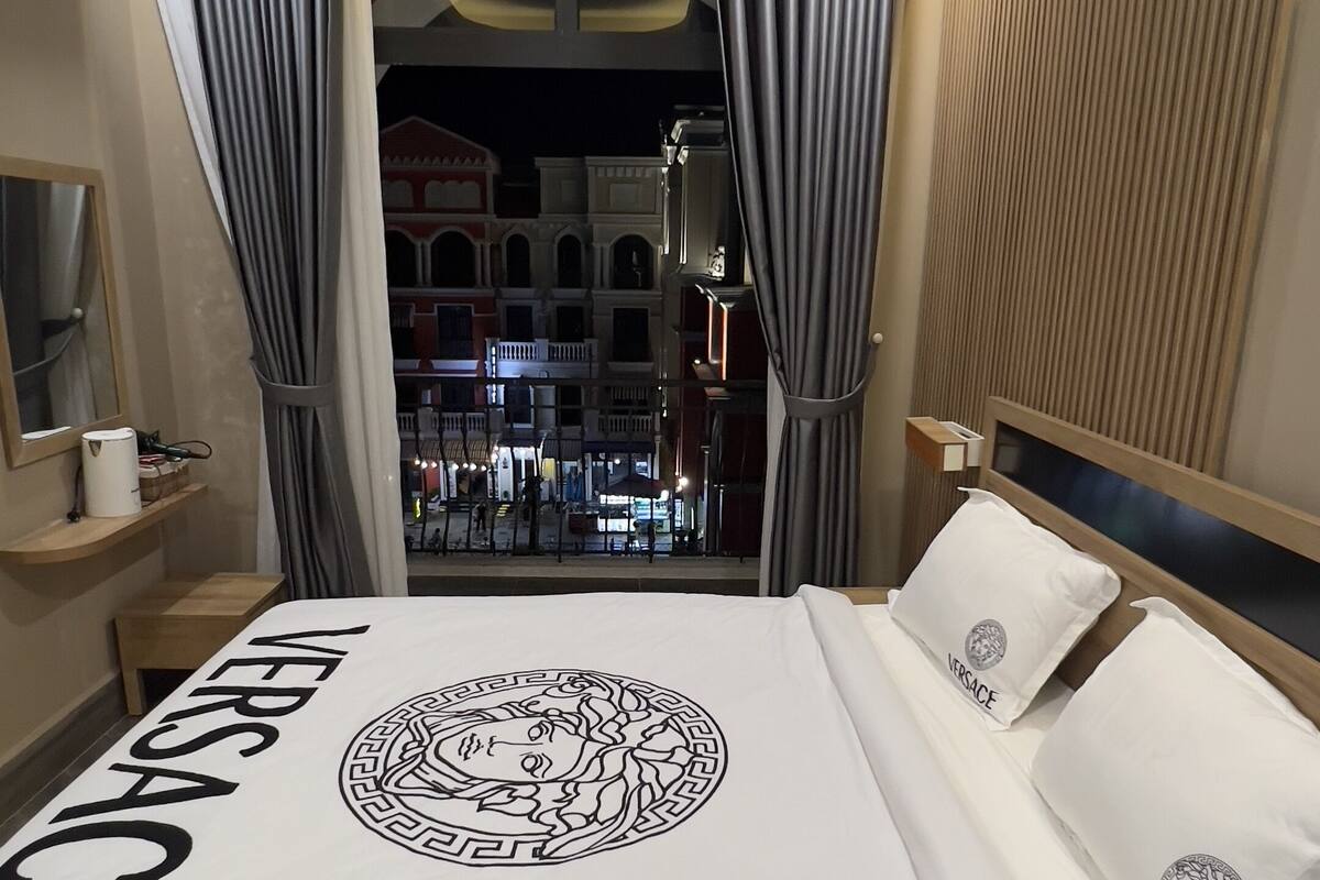 Romantic Double Room, 1 King Bed, Marina View | Egyptian cotton sheets, premium bedding, desk, soundproofing