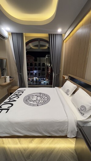 Romantic Double Room, 1 King Bed, Marina View | Egyptian cotton sheets, premium bedding, individually decorated