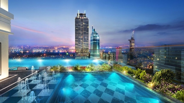 Una piscina en la azotea con vistas a un paisaje urbano, que incluye rascacielos modernos y un puente distante.