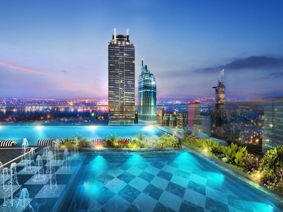 Piscina no terraço com vista para a paisagem urbana, incluindo arranha-céus modernos e uma ponte ao longe.