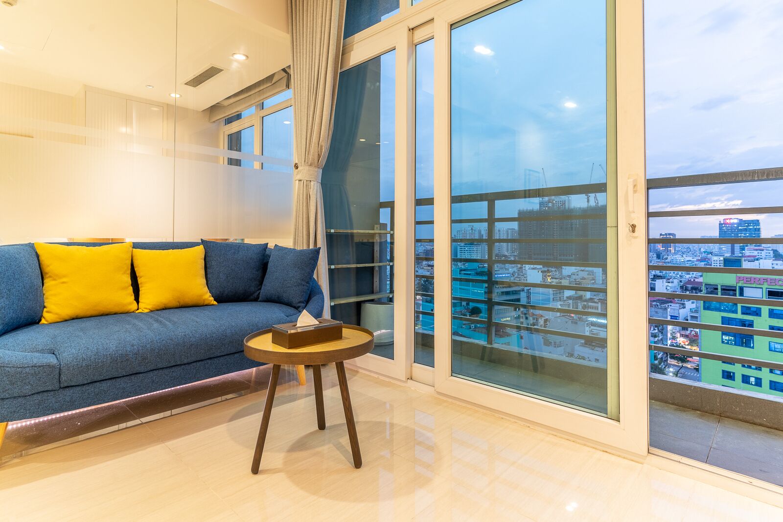 Luxe appartement | Woonruimte | Een 47-inch televisie met satellietzenders