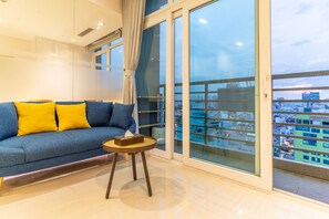 Luksusleilighet | Oppholdsområde | En 47-tommers TV med Parabol-TV